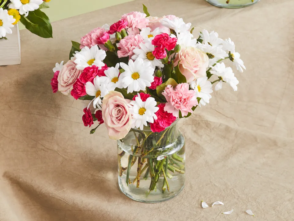 Access exclusive deals, coupons, offers and cashback on Send Stunning Flower Arrangements with FTD Flowers through OODLZ courtesy of FTD Flowers.